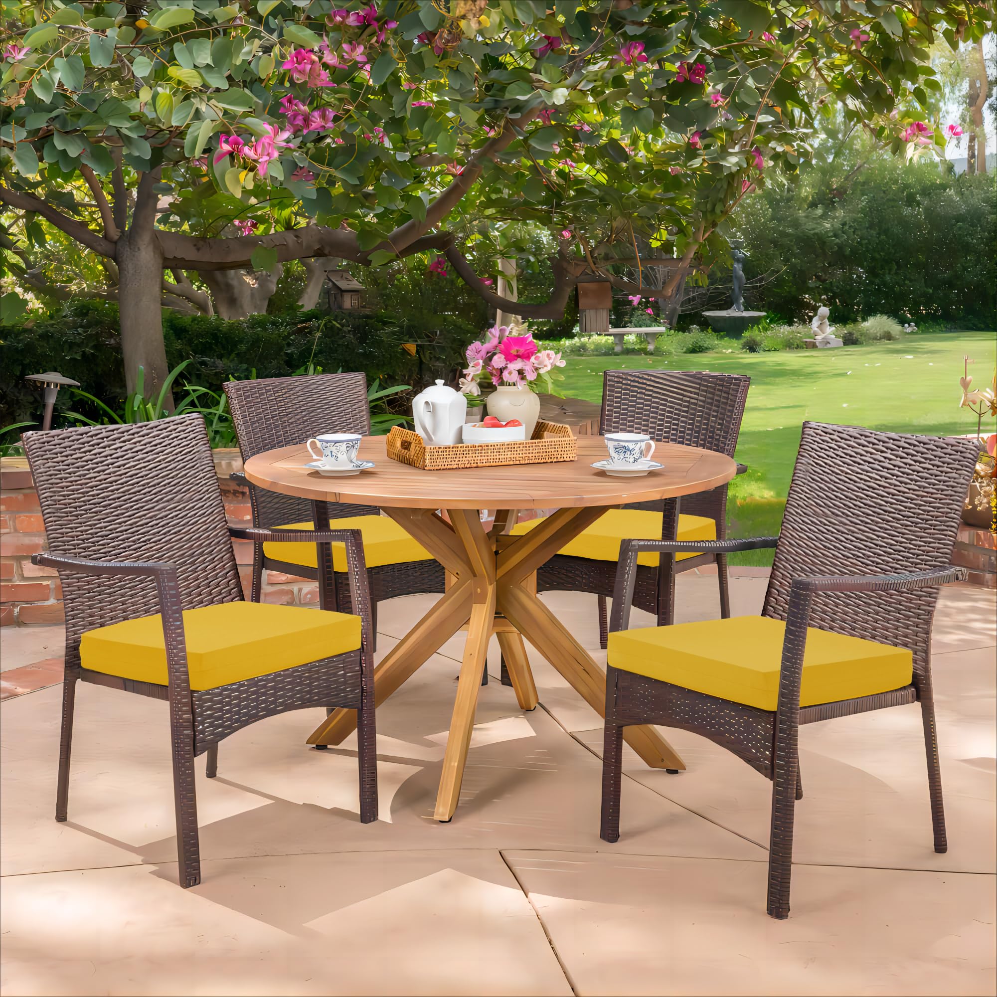 HARBOREST cojines en patio alegre aportando confort y estilo