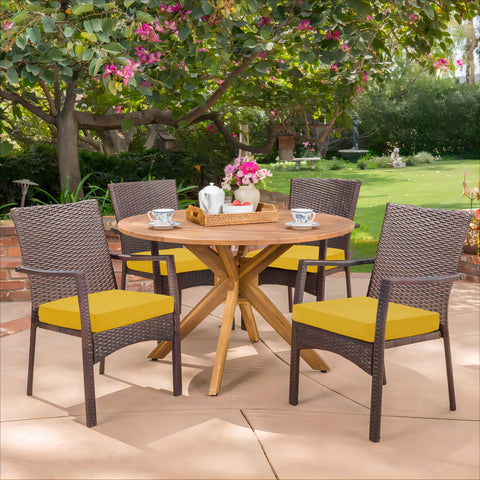 HARBOREST cojines en patio alegre aportando confort y estilo