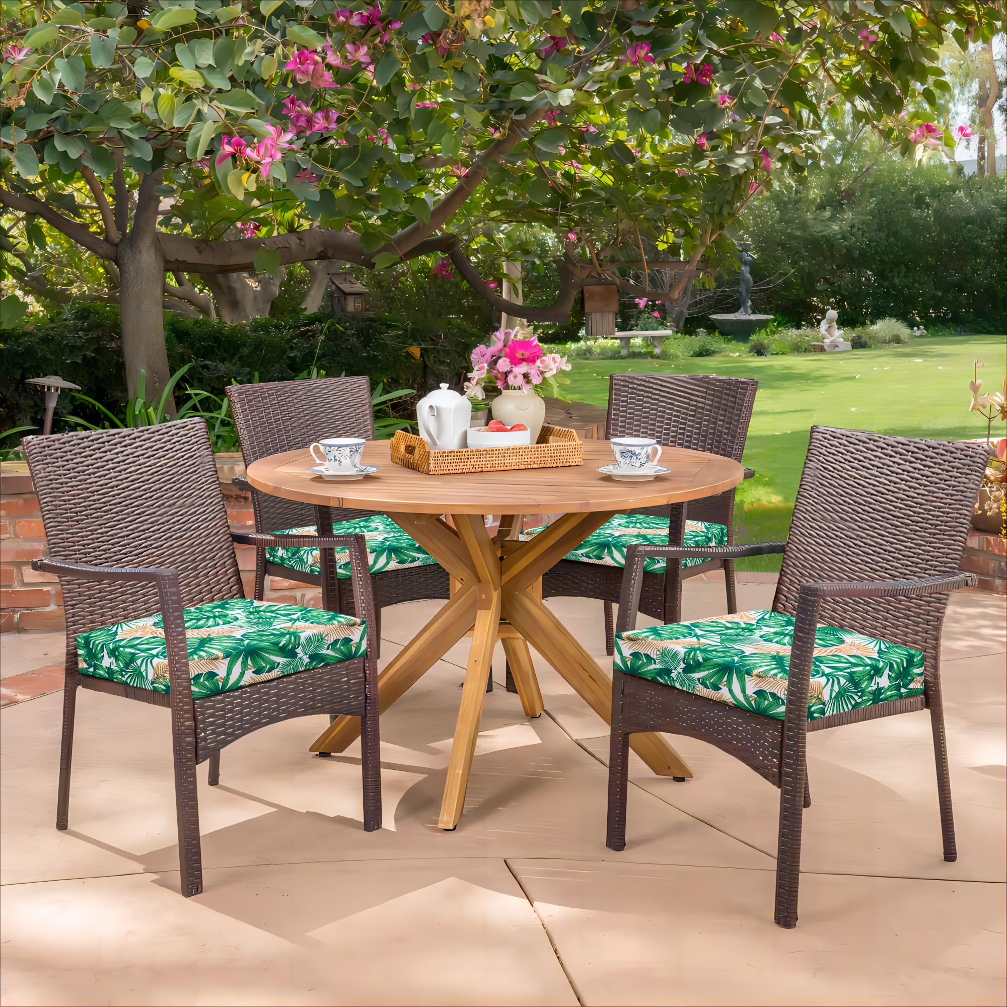 HARBOREST cojines en un patio con mesa, realza la decoración exterior