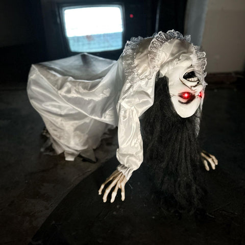 Haunted Hill Farm primer plano rostro con expresión demoniaca para impacto visual