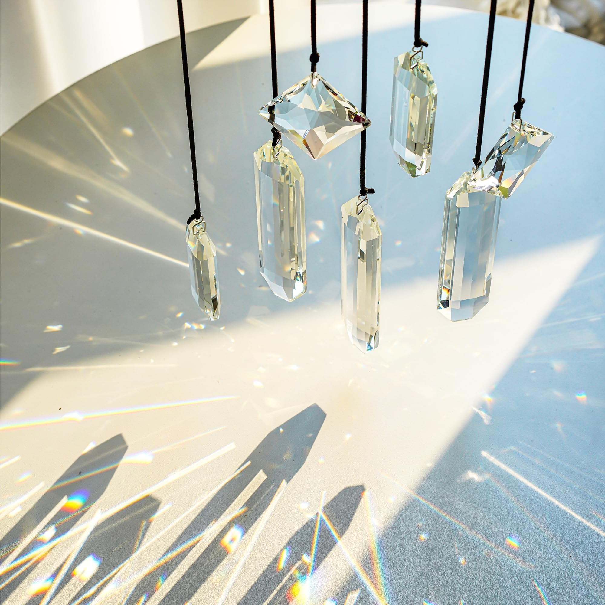 HDCRYSTALGIFTS suncatchers colgados en ventana aportando color