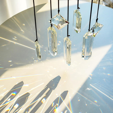 HDCRYSTALGIFTS suncatchers colgados en ventana aportando color
