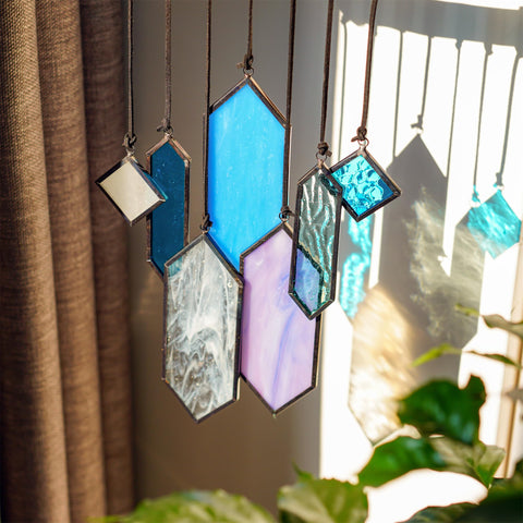 HDCRYSTALGIFTS panel en ventana con luz creando reflejos