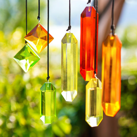 HDCRYSTALGIFTS prismas colgando en jardín añadiendo ambiente