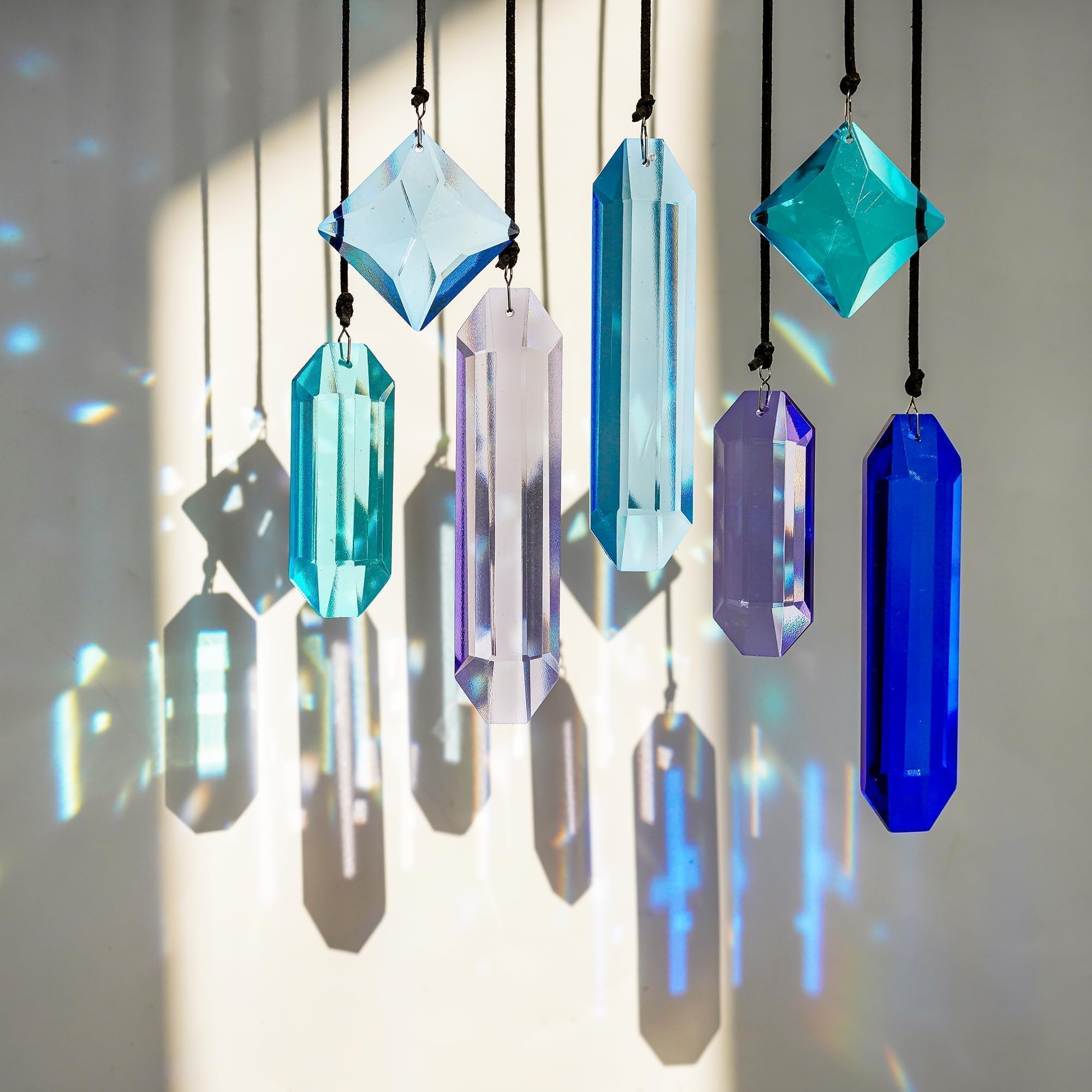 HDCRYSTALGIFTS prismas colgando en ventana con rayos creando colores