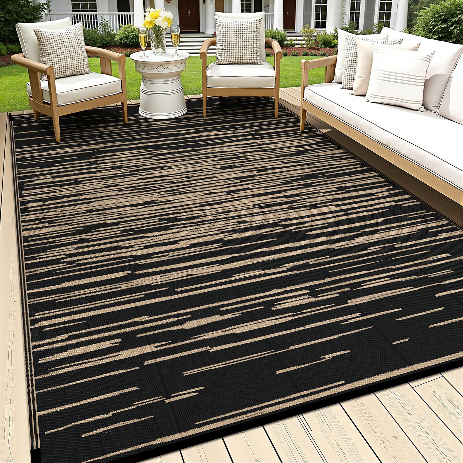 HEBE vista frontal de la alfombra exterior mostrando patrón rayado y bordes resistentes