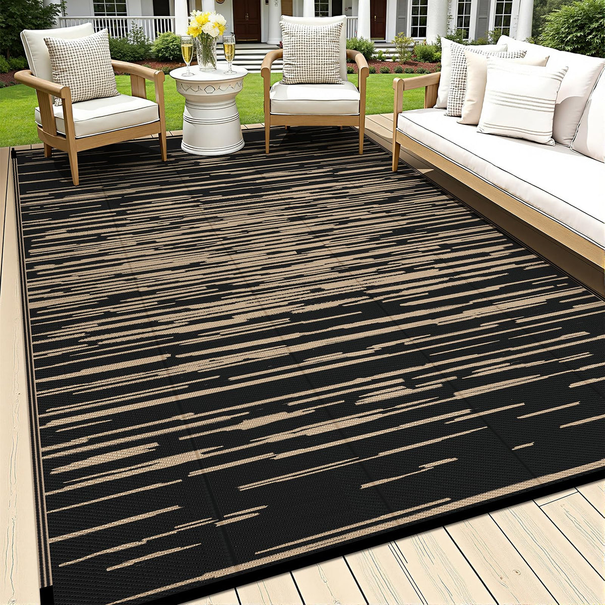HEBE vista frontal de la alfombra exterior mostrando patrón rayado y bordes resistentes