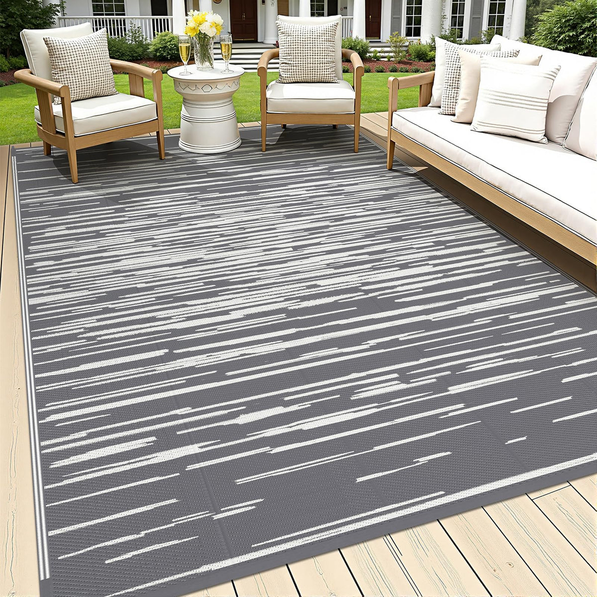 HEBE alfombra exterior frontal mostrando rayas y acabado resistente