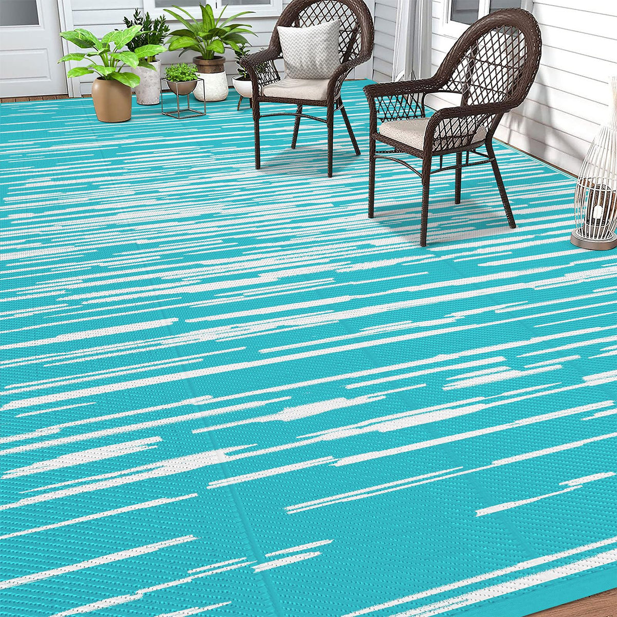HEBE alfombra exterior frontal mostrando rayas y tamaño, aporta estilo al patio