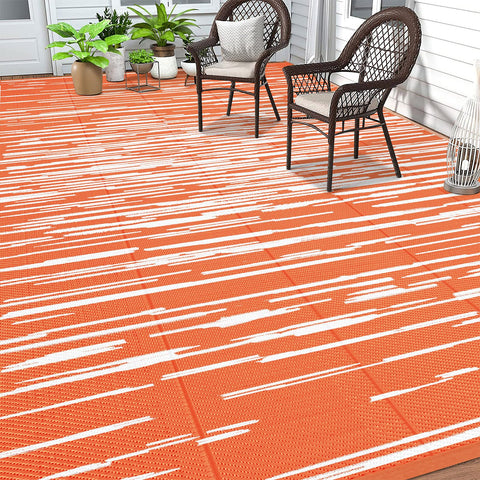 HEBE alfombra exterior vista frontal mostrando rayas y superficie impermeable para patios