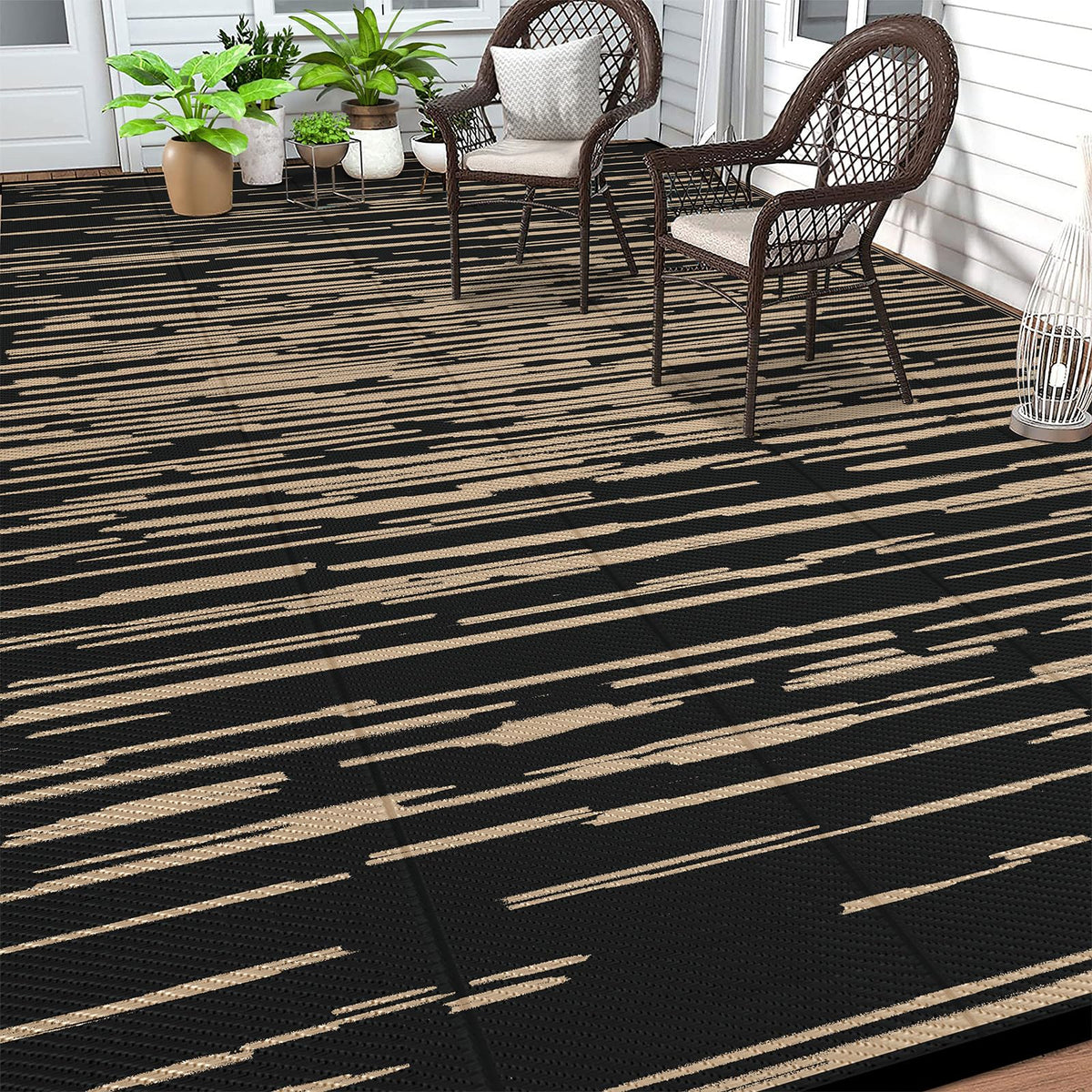 HEBE alfombra frontal mostrando diseño a rayas y protección exterior