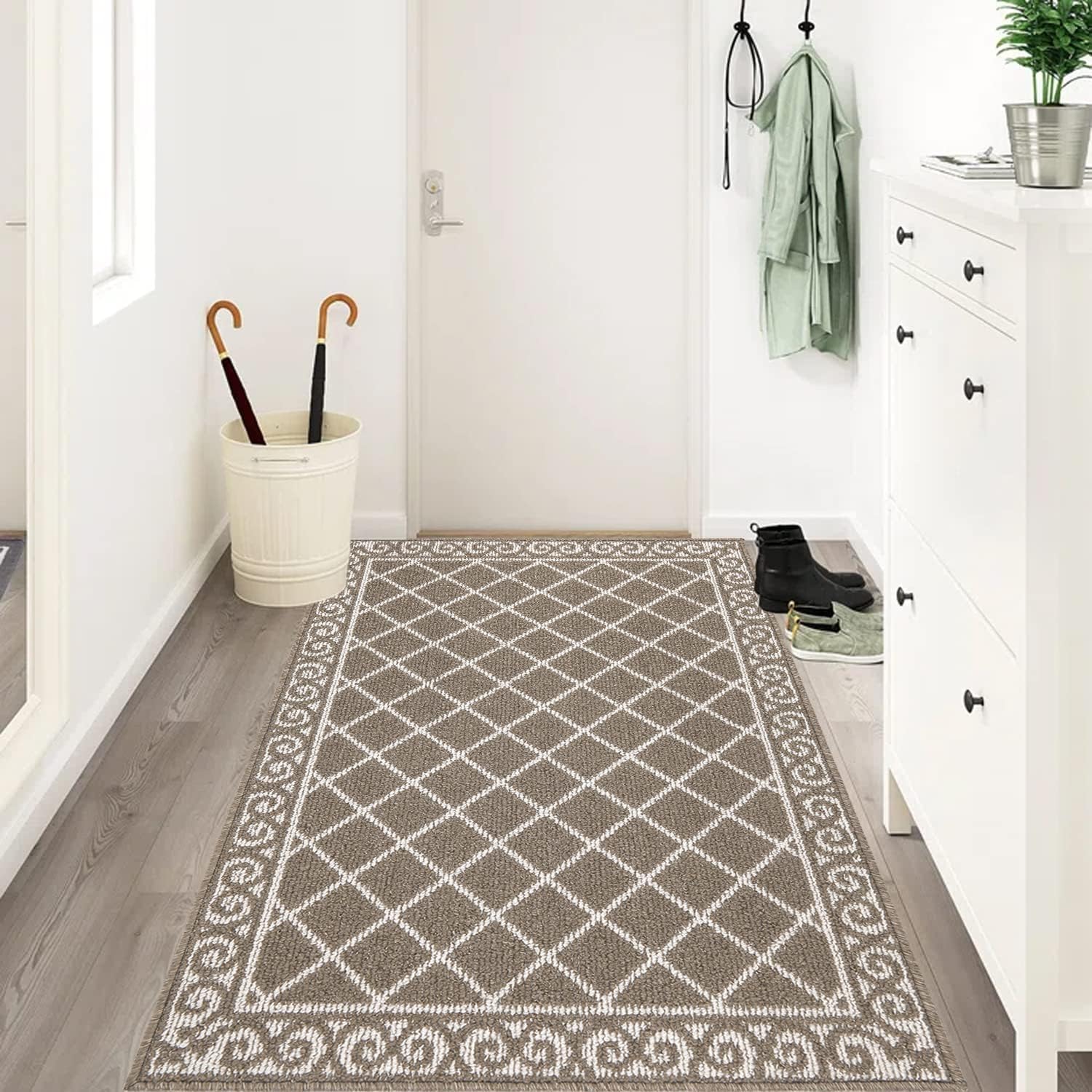 HEBE felpudo junto a puerta para comparar tamaño y cobertura