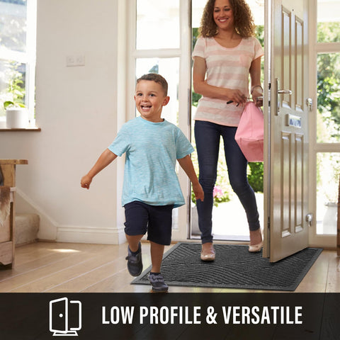 HIYARD felpudo junto a zapatos para comparar escala y ajuste