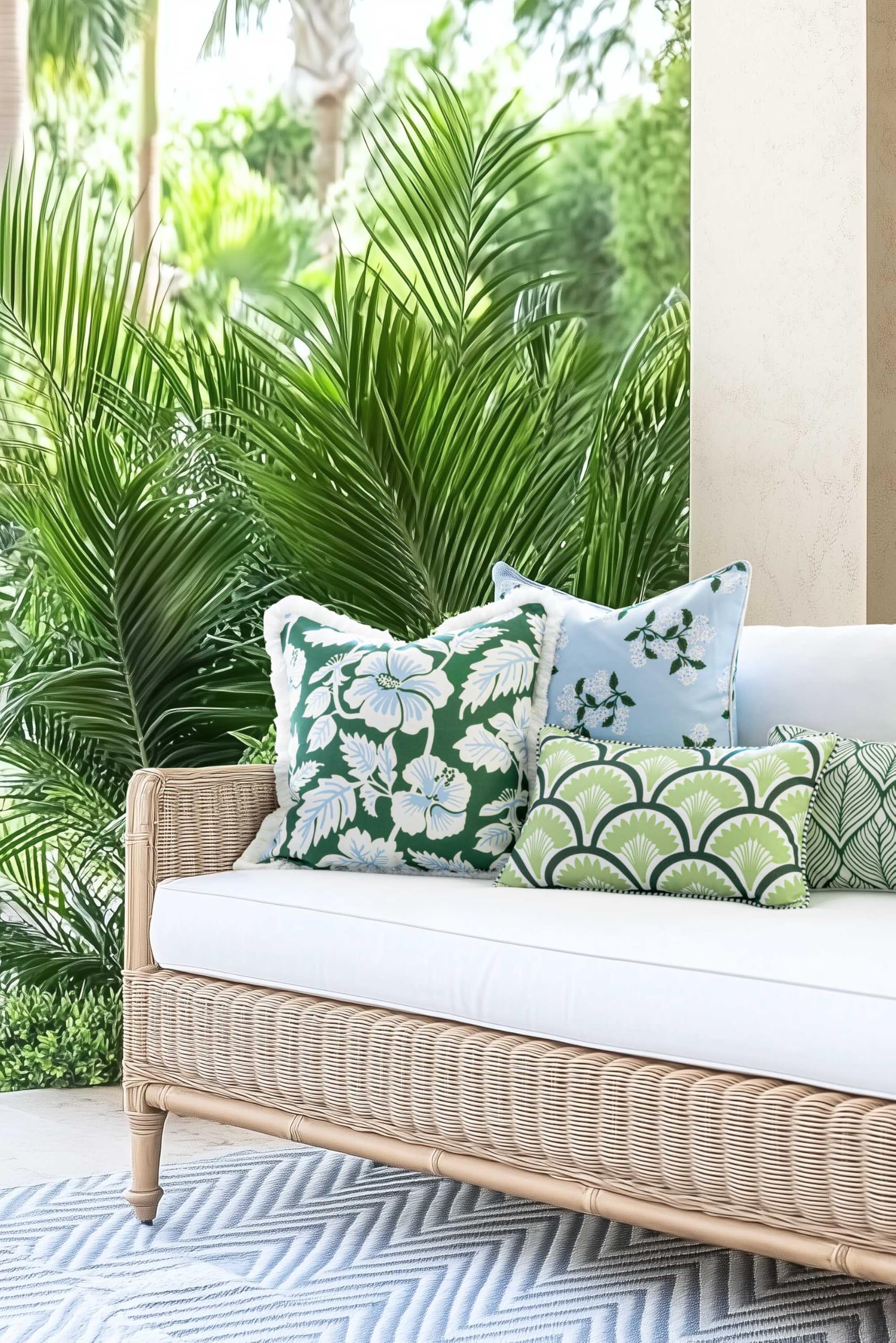 Hofdeco Premium en uso sobre un sofá realzando comodidad y color