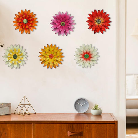 hogardeck flores metálicas en salón aportando color y profundidad