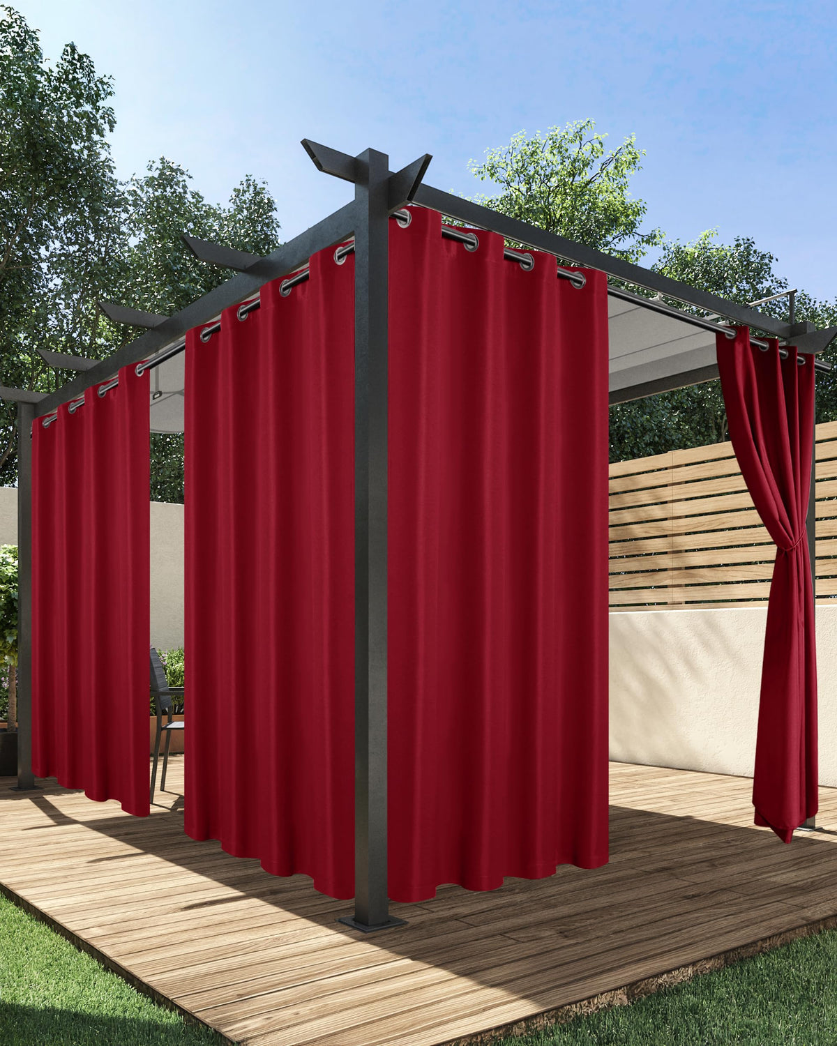 HolidayIdeas cortina roja frontal mostrando color y cobertura para privacidad