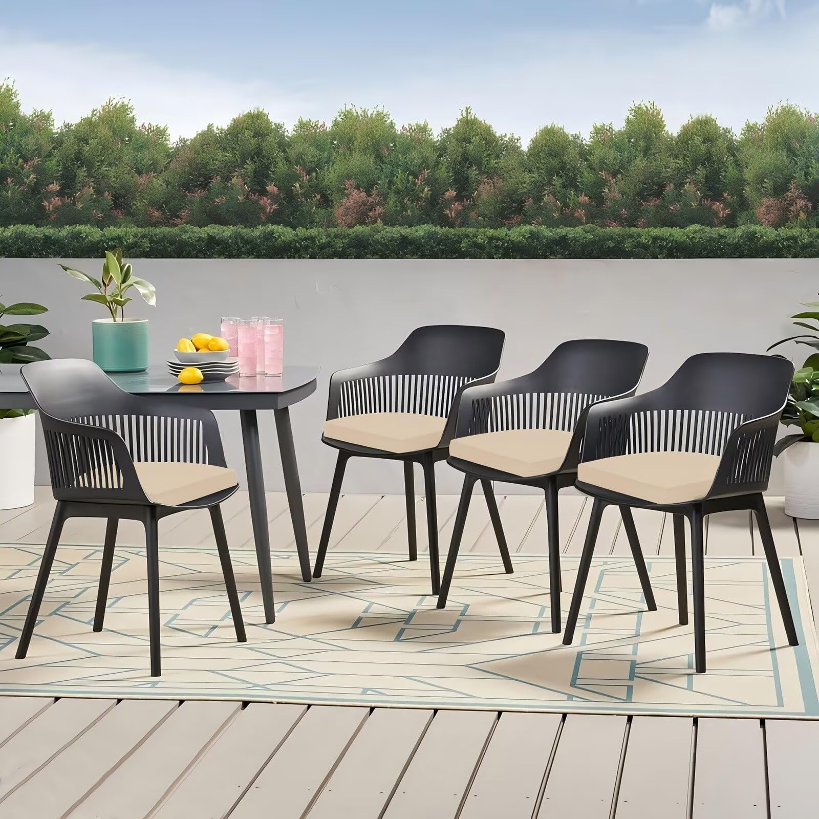 HOMELYSIAN cojines beige en ambiente de jardín mejorando estética