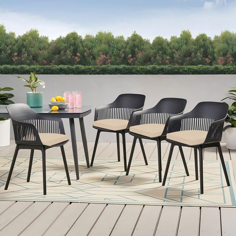 HOMELYSIAN cojines beige en ambiente de jardín mejorando estética
