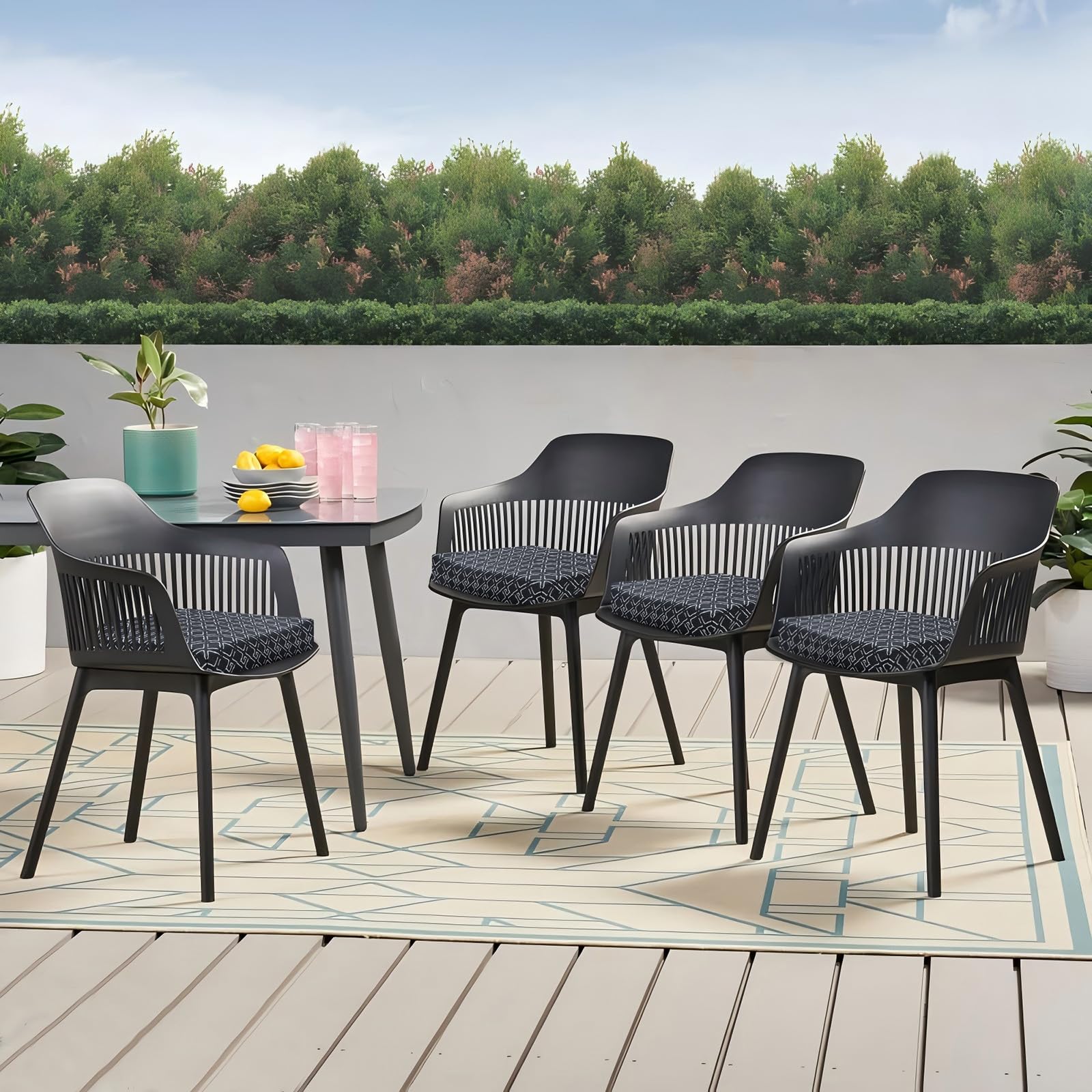 HOMELYSIAN conjunto en terraza con diseño negro geométrico ambiente moderno