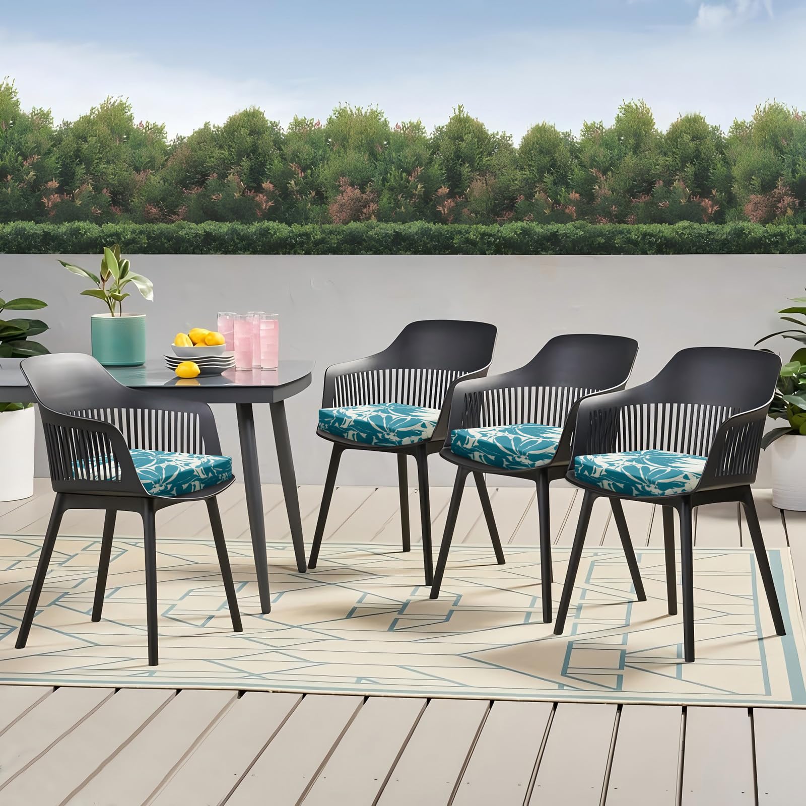 HOMELYSIAN cojines en terraza decorada, añade color y funcionalidad