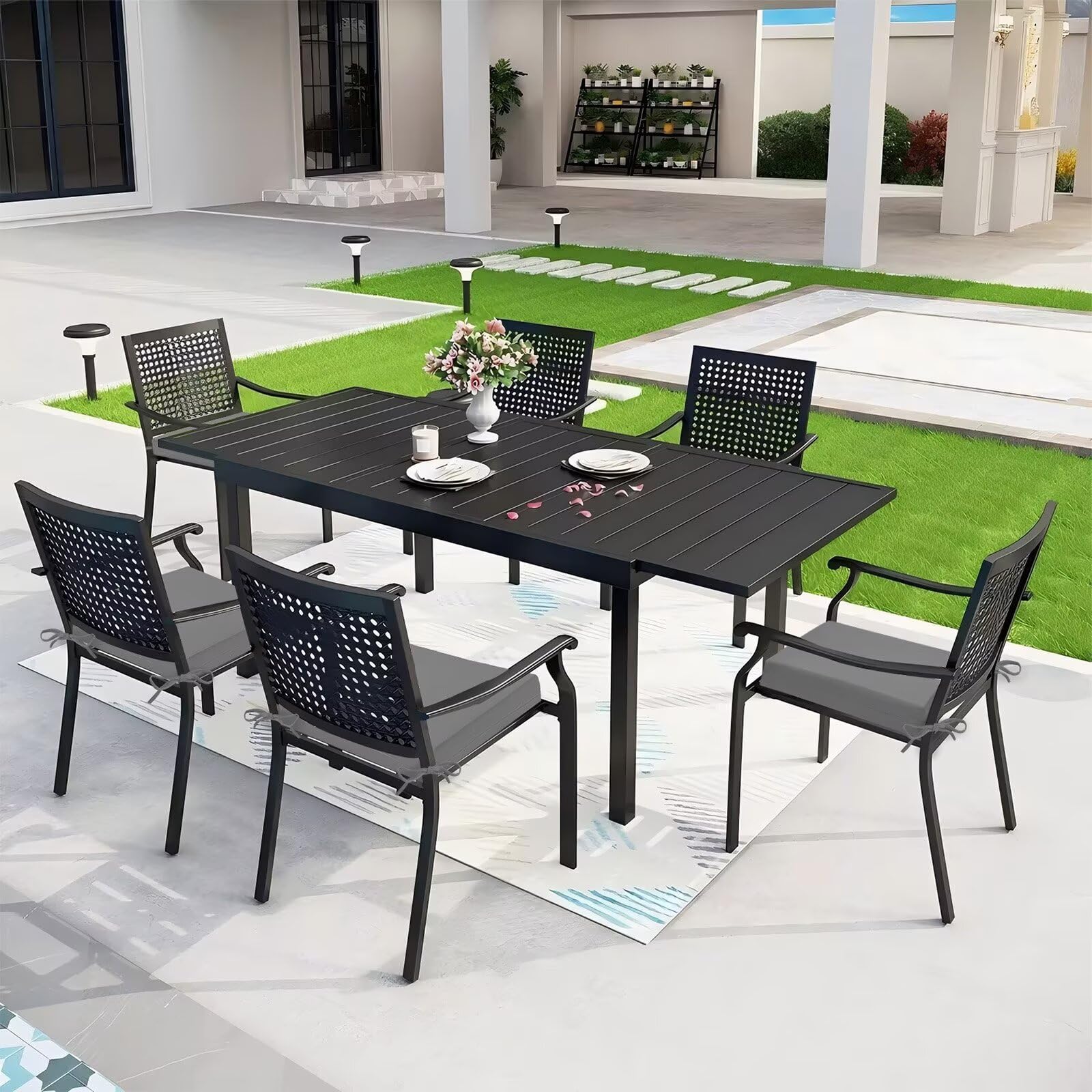 HOMELYSIAN escena de mesa de terraza con cojines creando ambiente cómodo
