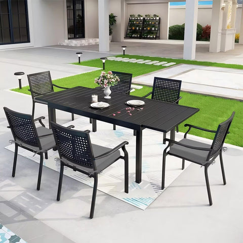 HOMELYSIAN escena de mesa de terraza con cojines creando ambiente cómodo