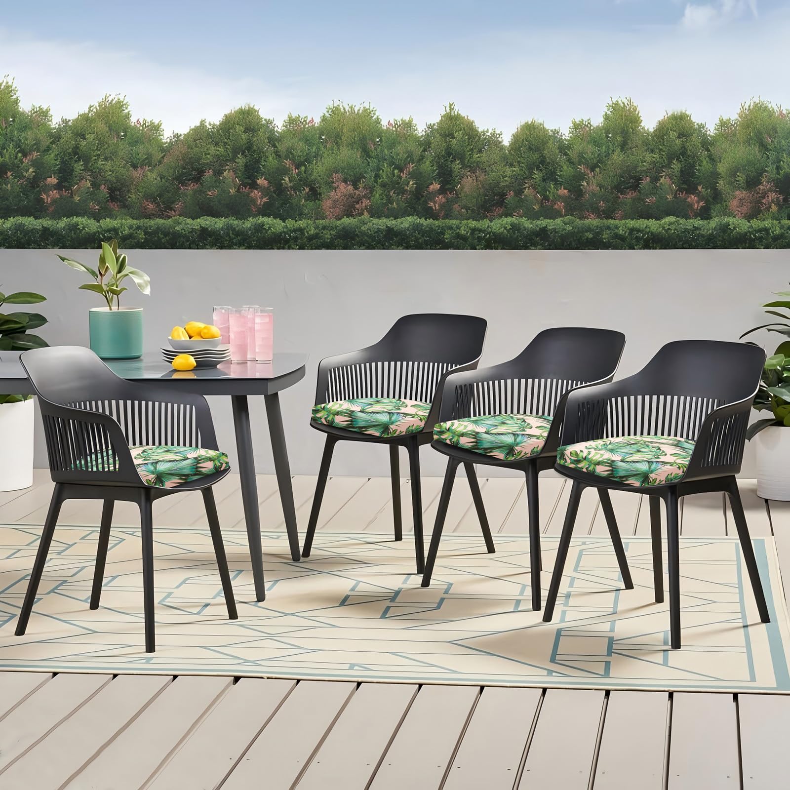 HOMELYSIAN cojines en ambiente jardín realzando decoración exterior