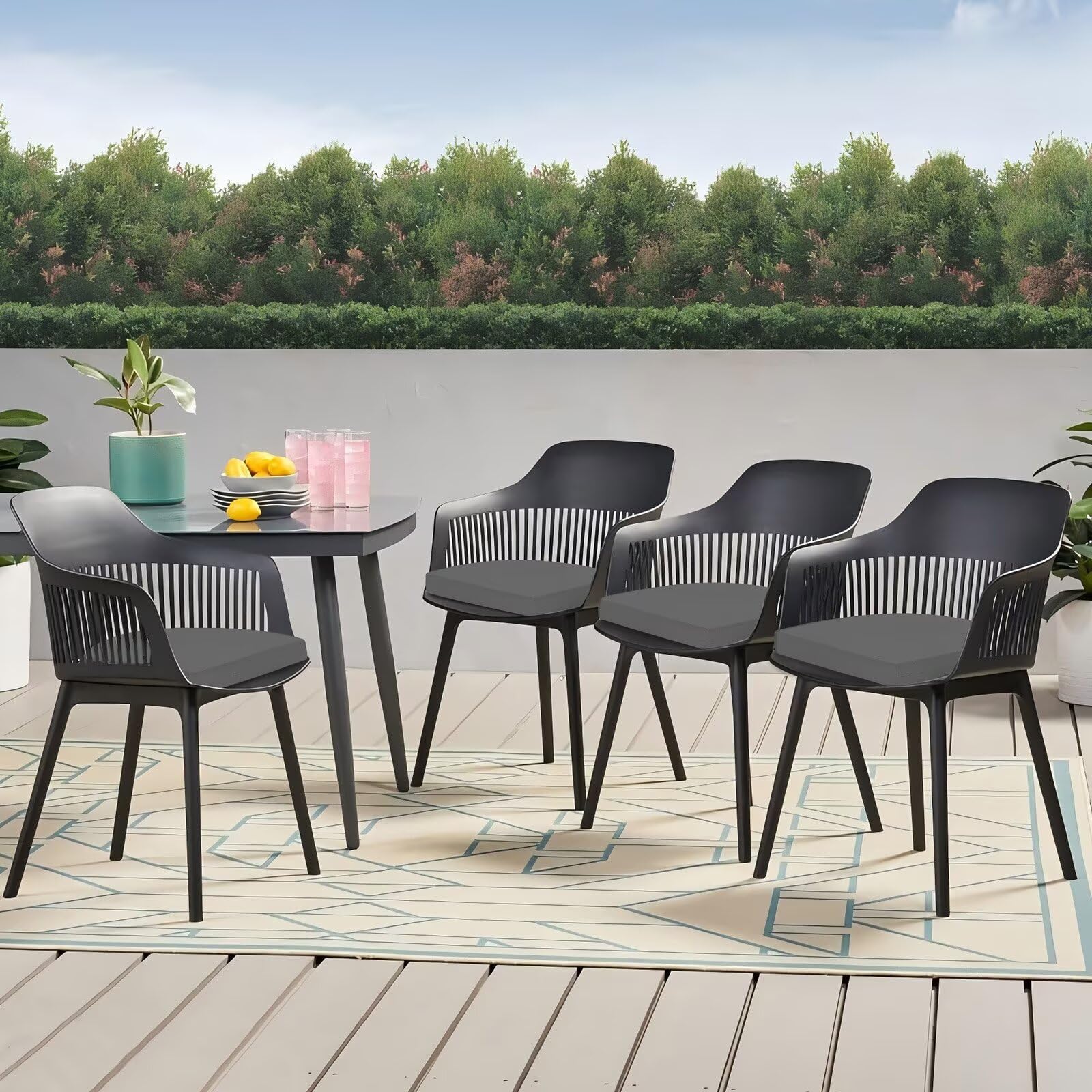 HOMELYSIAN cojines ambientados en patio decorado, estética y confort