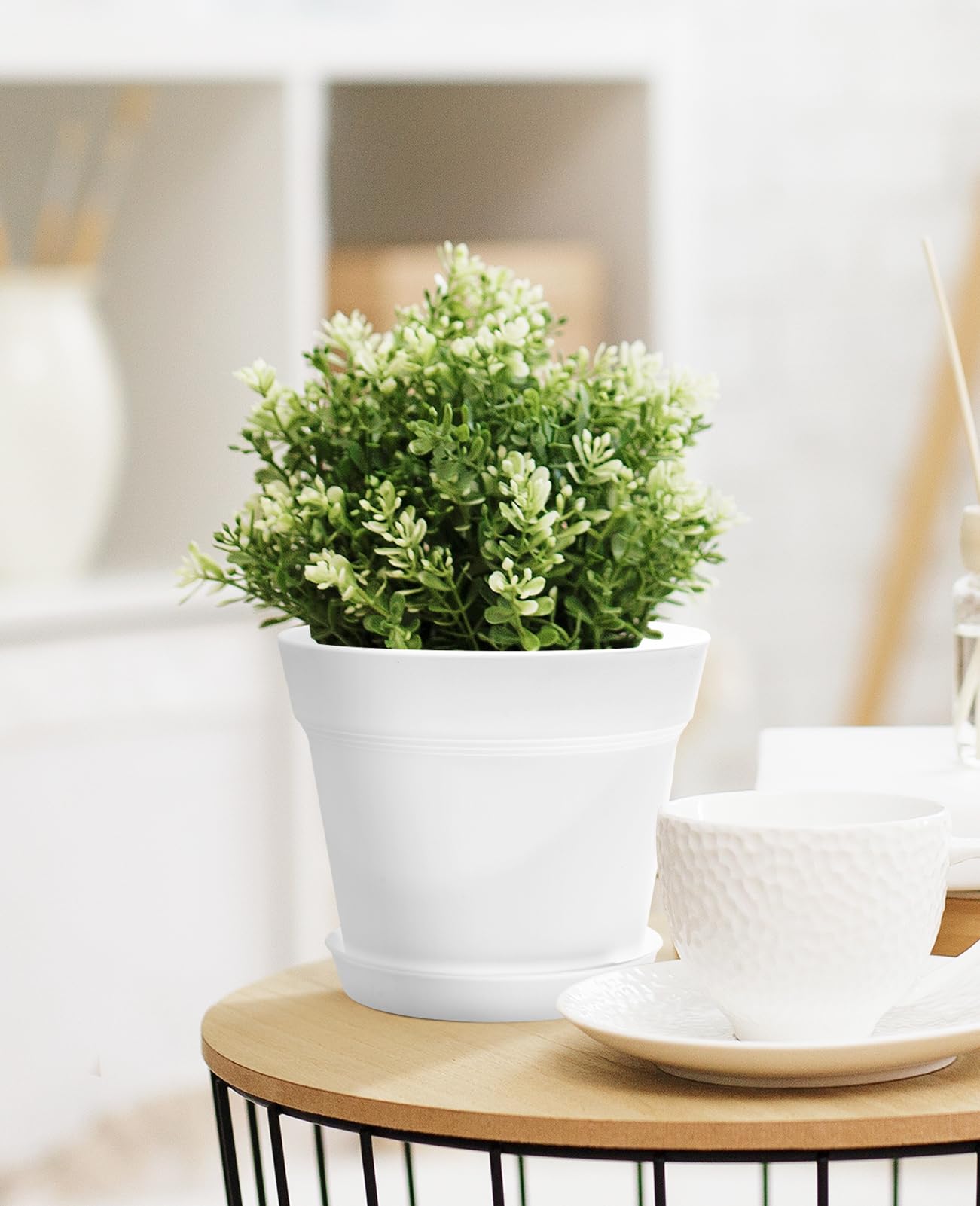 homenote macetas integradas en un salón moderno mejorando la decoración