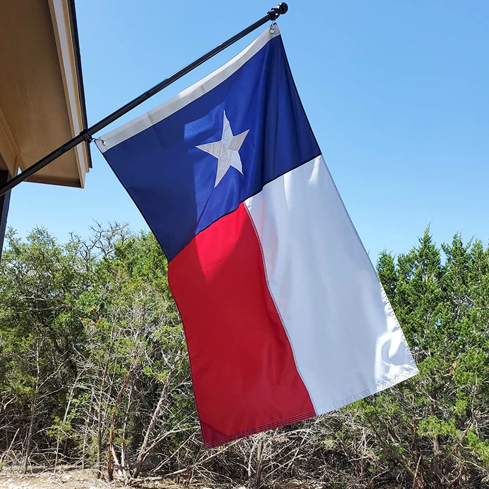 Homissor bandera izada en mástil demostrando buena visibilidad