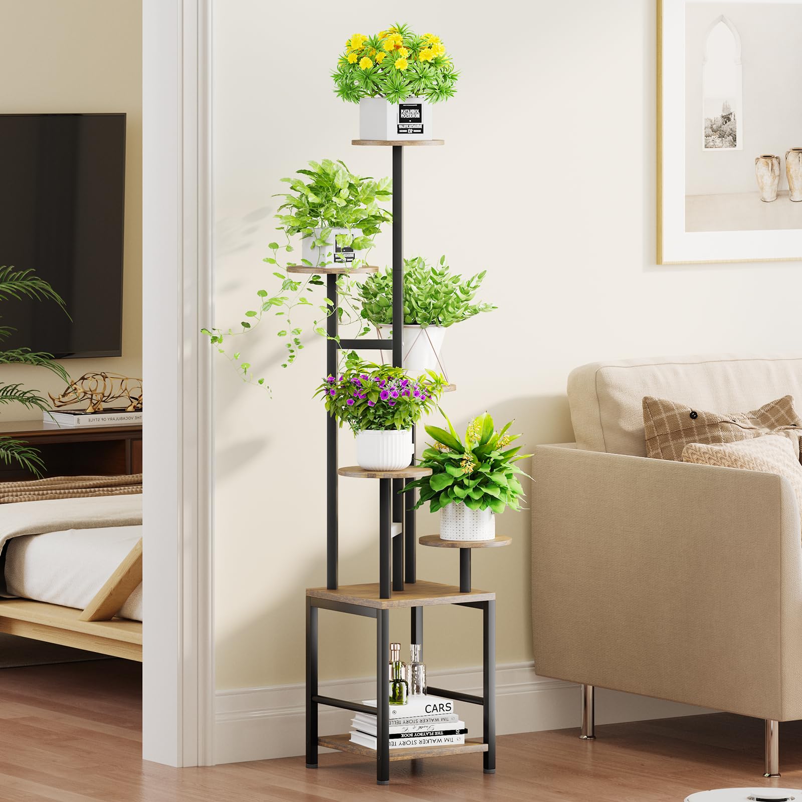 Homsorout escala junto a silla para ver proporción y altura