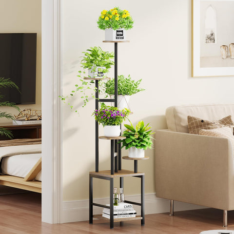 Homsorout escala junto a silla para ver proporción y altura