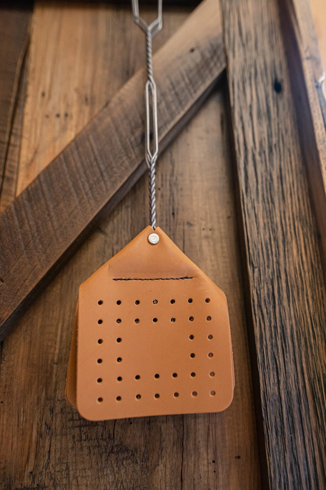 Hope Woodworking escala mostrando 17 pulgadas de largo, mayor alcance