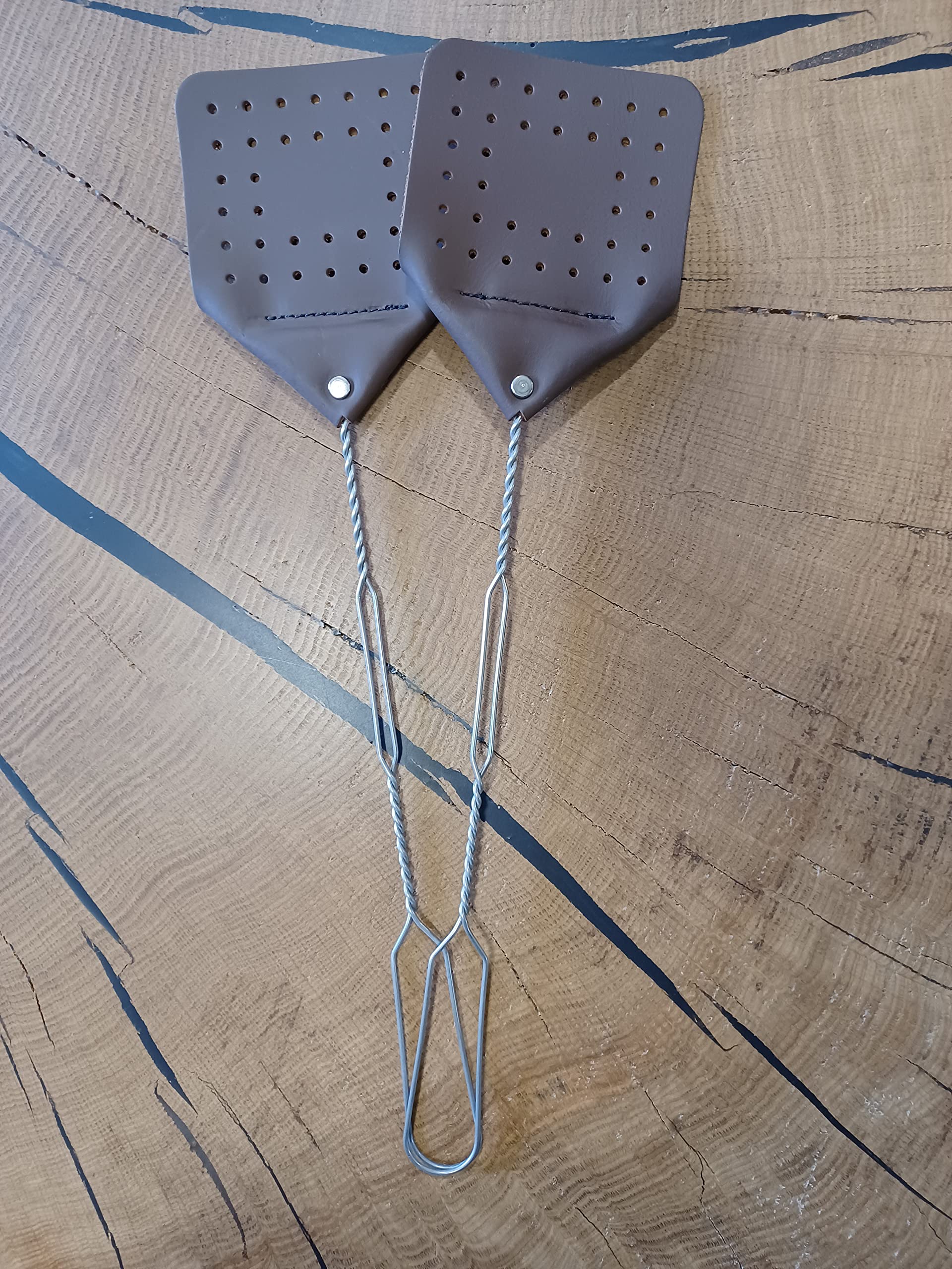 Hope Woodworking limpieza con paño húmedo mostrando fácil mantenimiento del cuero