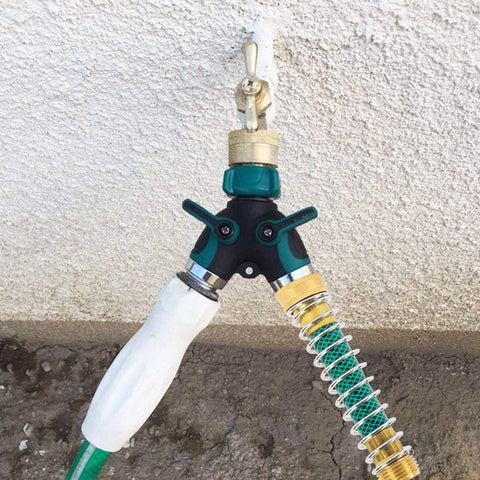 Hourleey instalado en grifo exterior, facilita riego sin kinks