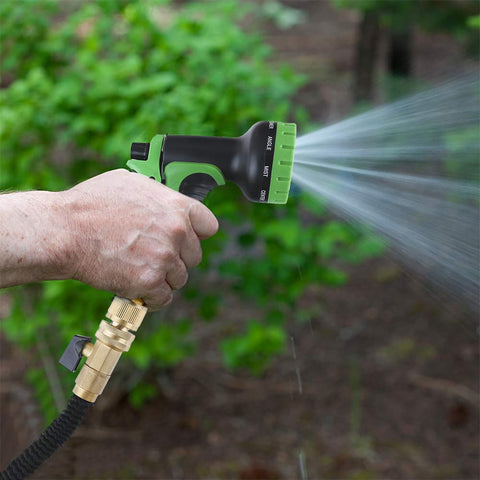 HQMPC en jardín con regadera y césped, ideal para uso doméstico