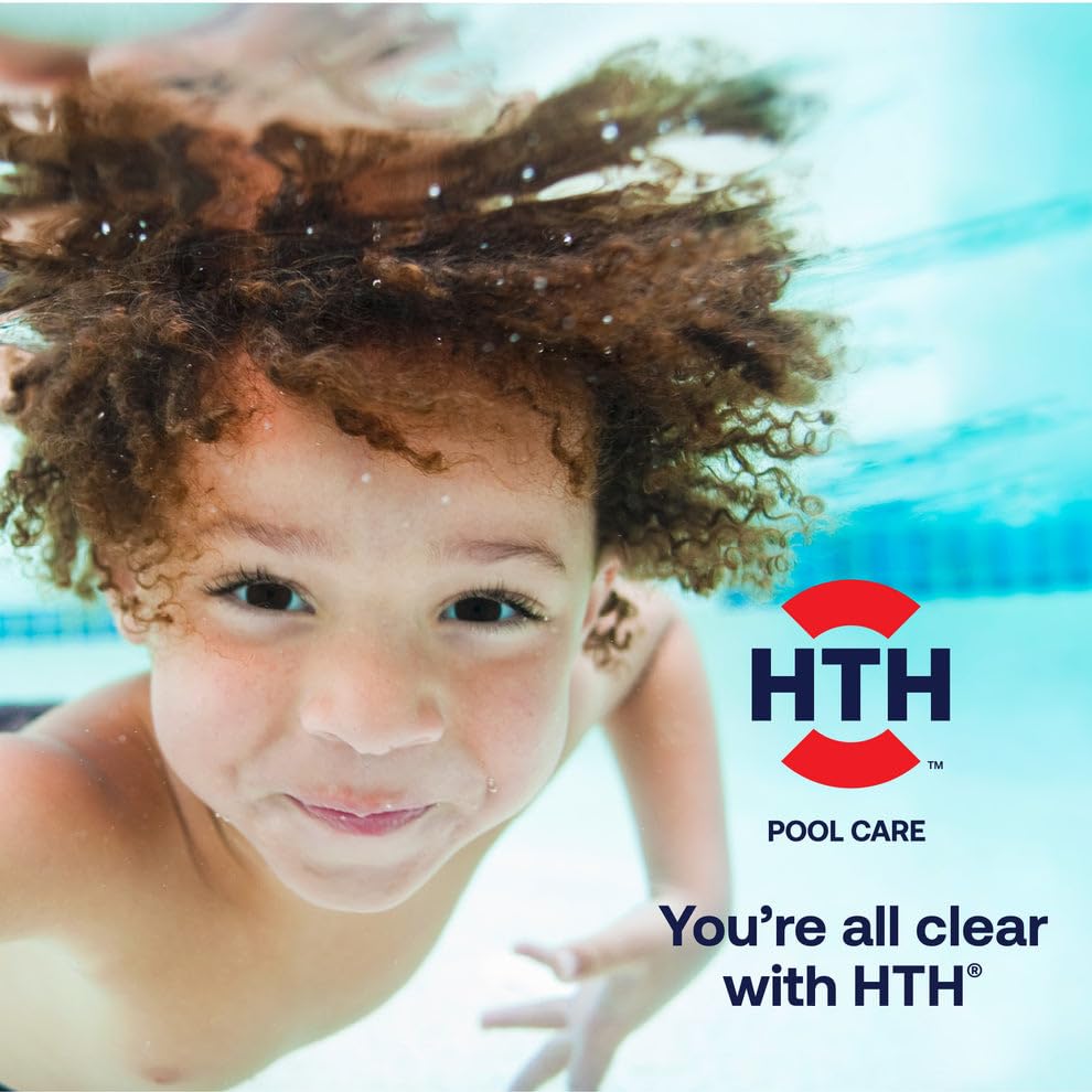 HTH producto colocado junto a una piscina limpia ilustrando beneficio de agua clara
