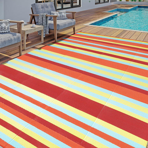 HUGEAR alfombra exterior frente mostrando rayas coloridas y beneficio estético
