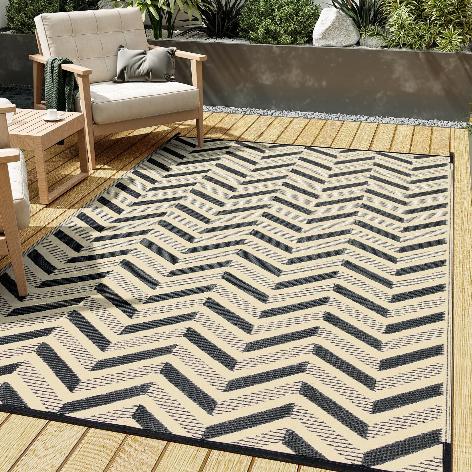 HUGEAR alfombra exterior frontal mostrando diseño moderno y colores negro beige