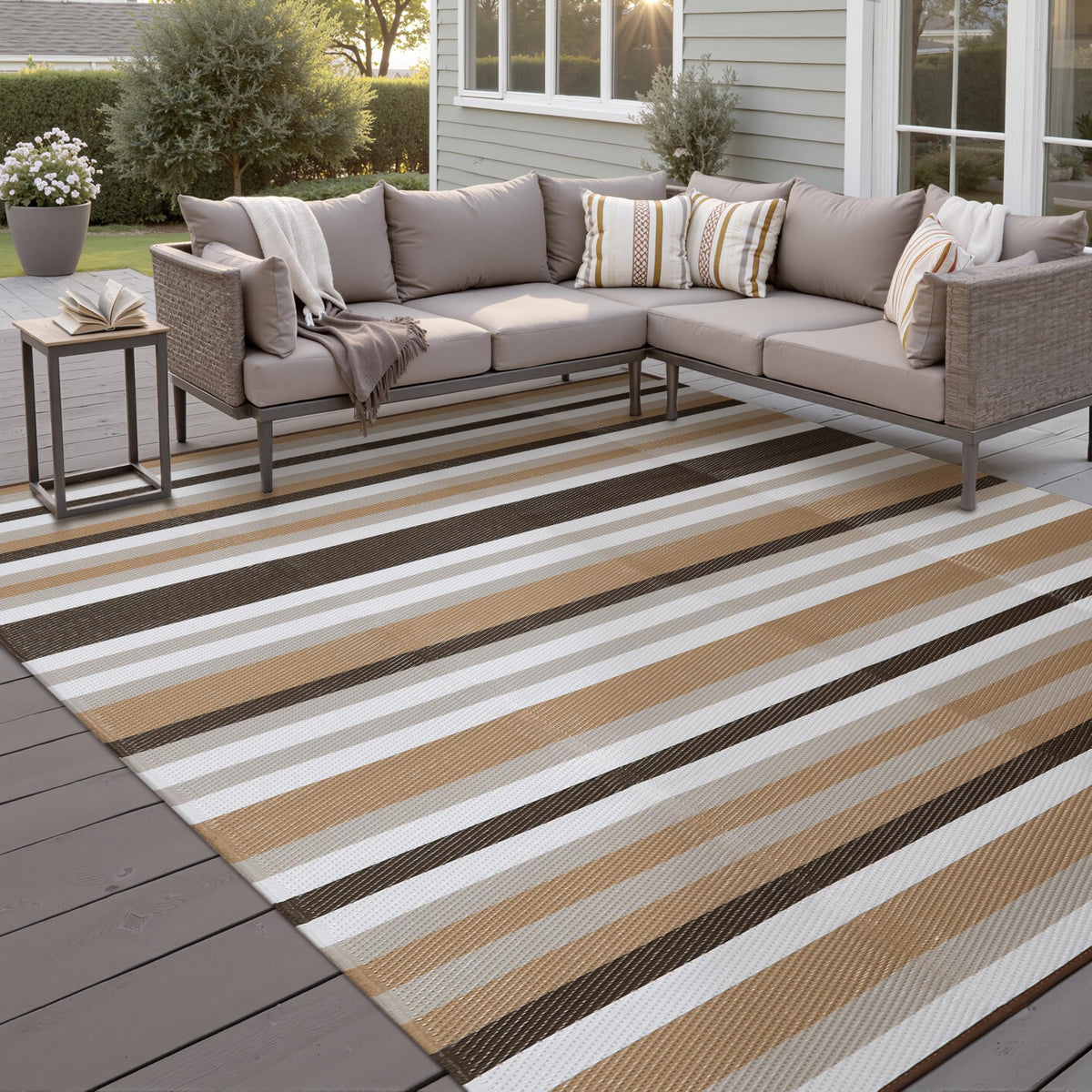 HUGEAR alfombra exterior frontal muestra diseño rayado y protección impermeable