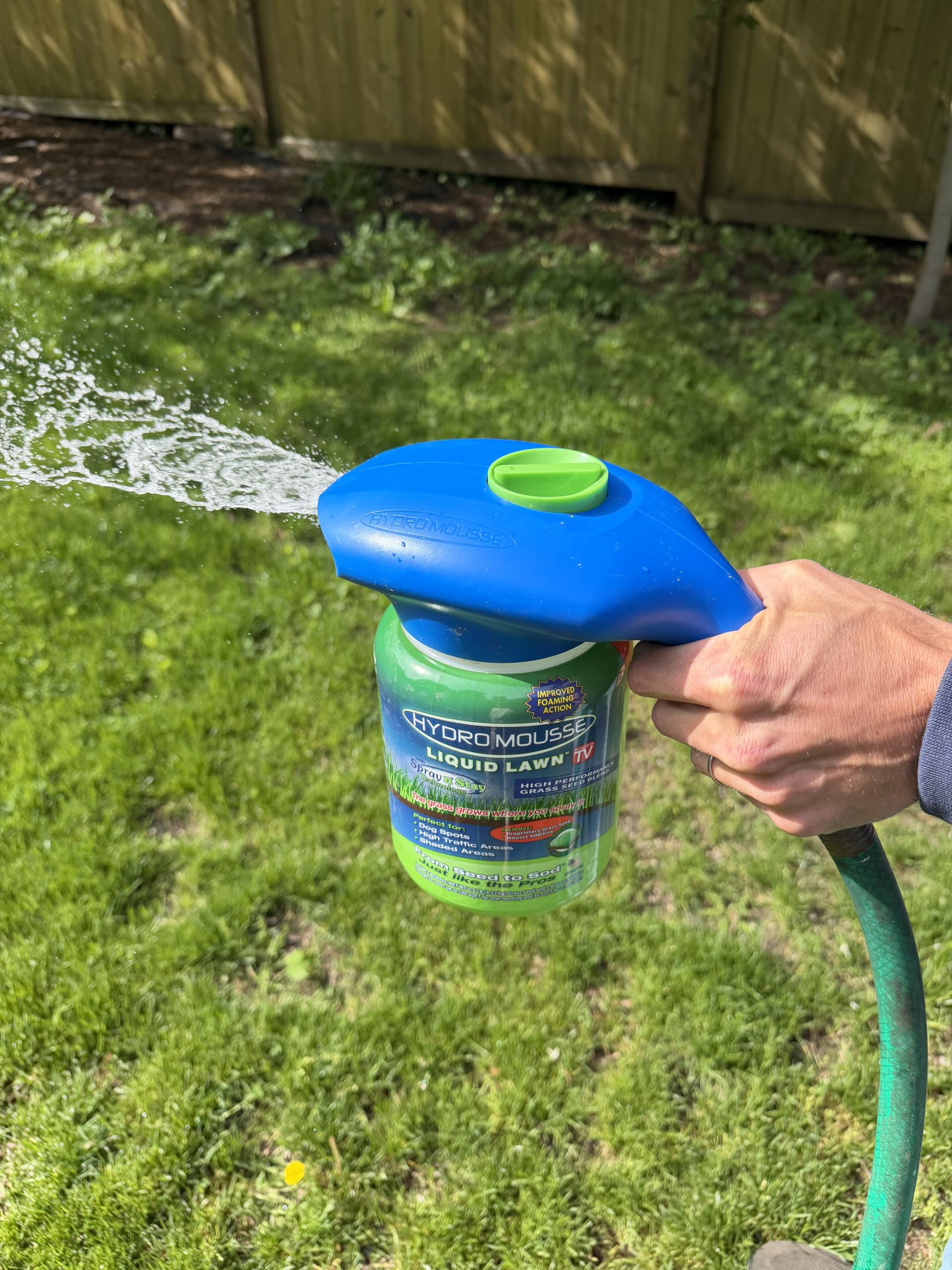 Hydro Mousse en acción reparando un parche de césped rápidamente