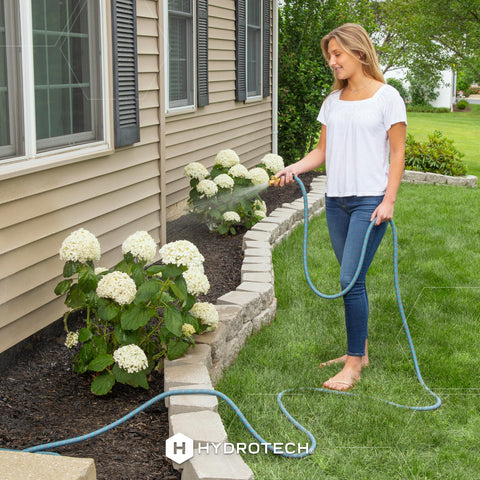 HydroTech conectada a aspersor demostrando compatibilidad y rendimiento