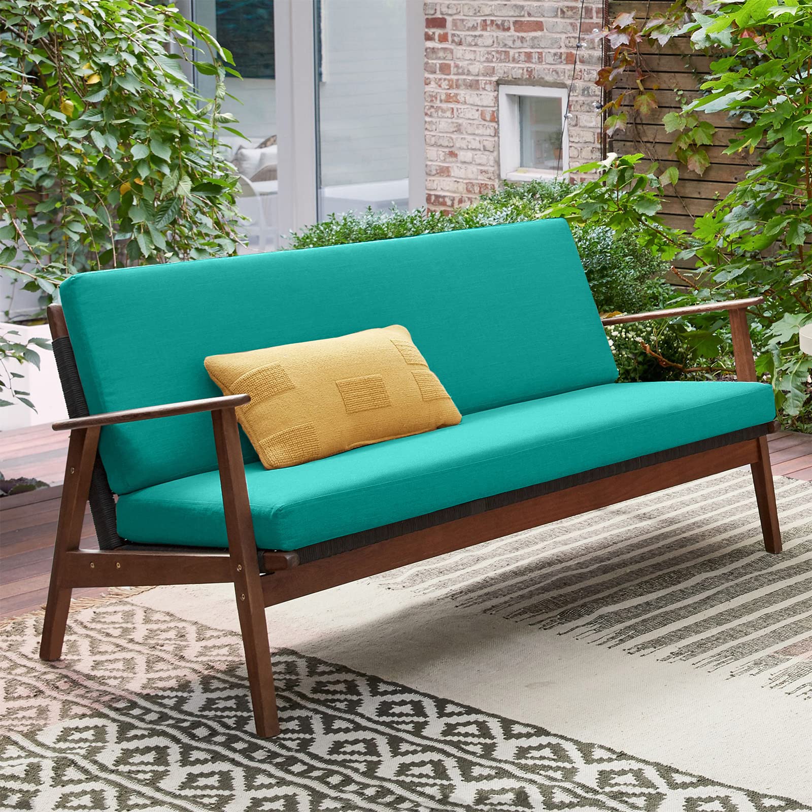 idee-home cojín instalado en terraza con mobiliario, mejora ambiente exterior