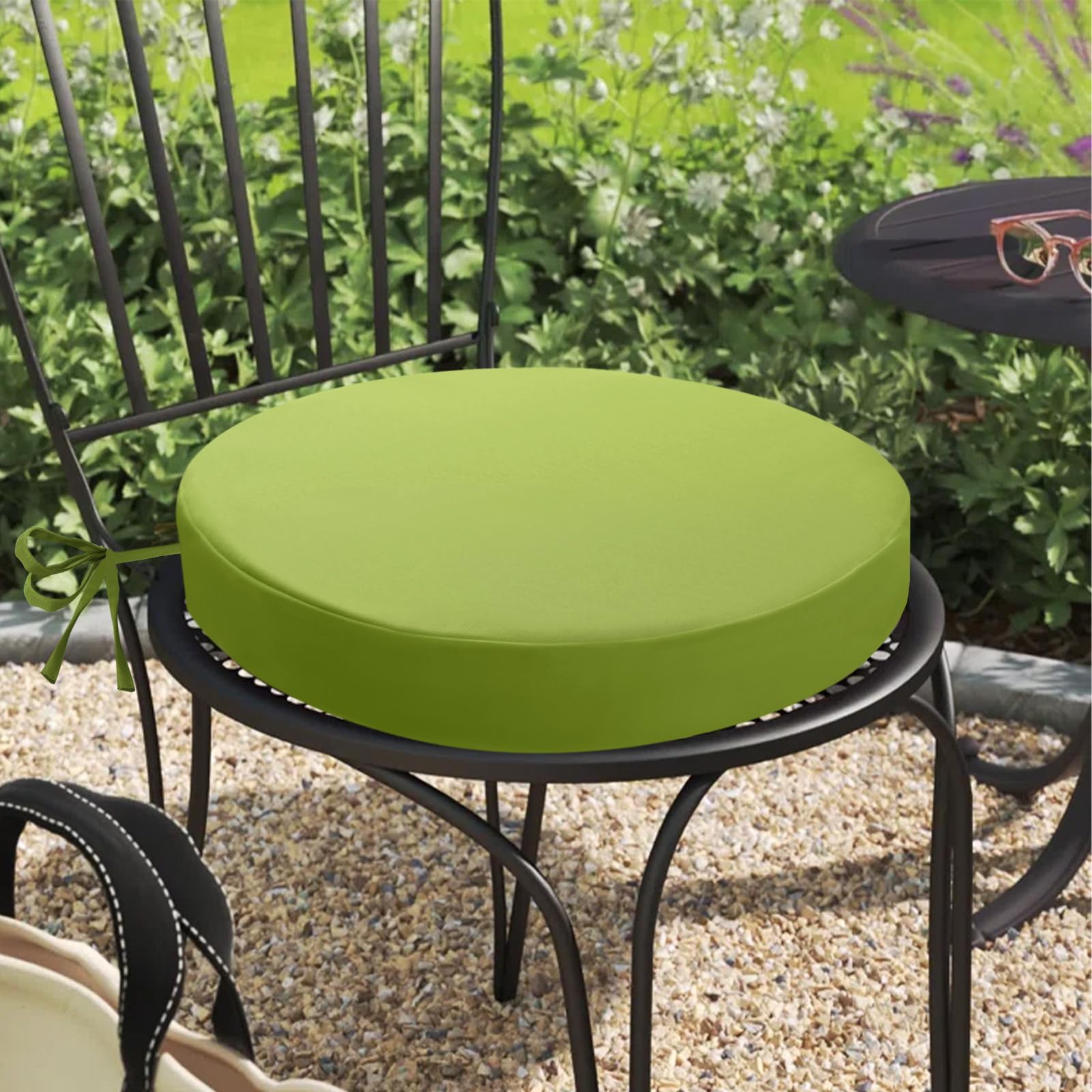 idee-home cojines en terraza con mesa, mejora estética y comodidad al aire libre