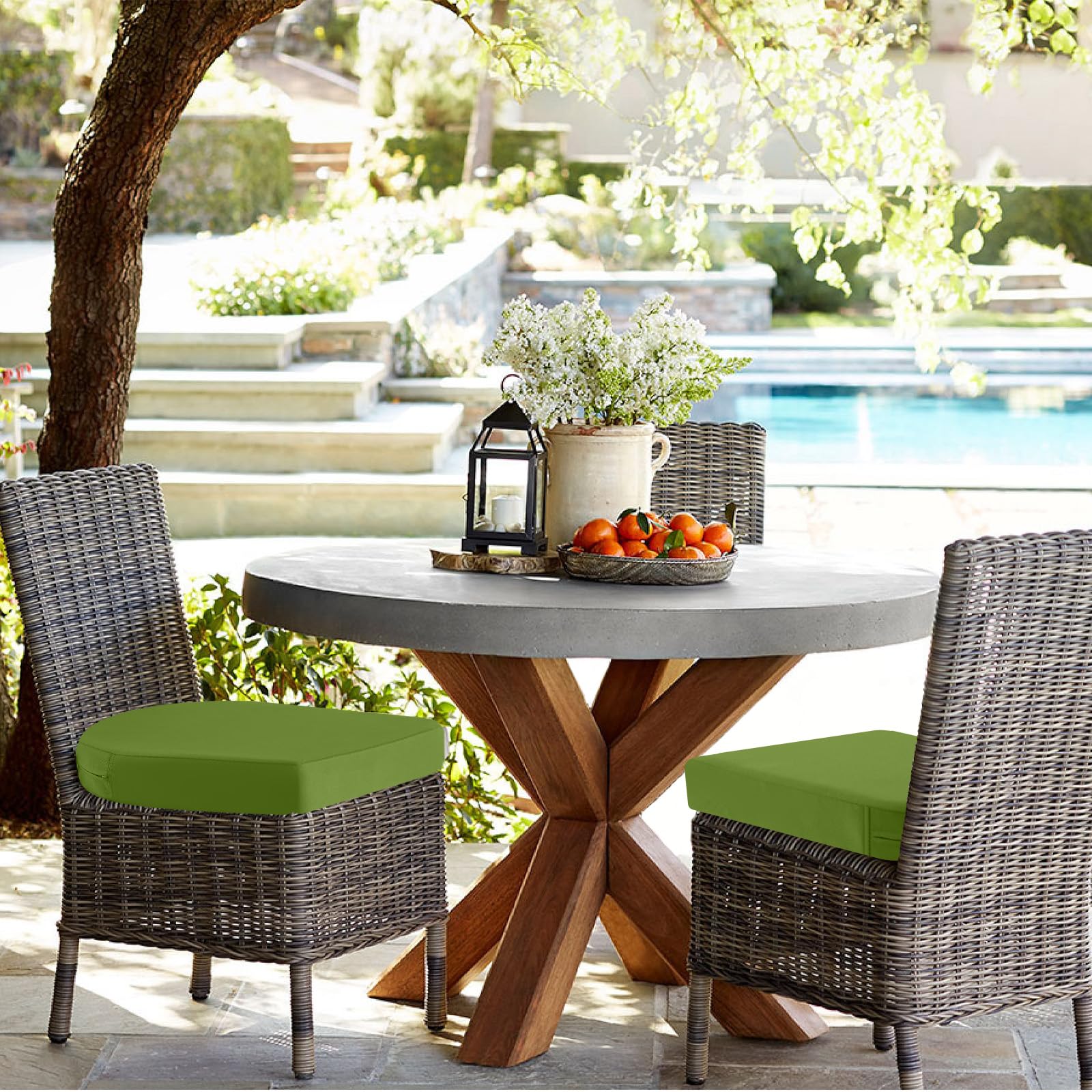 idee-home cojín colocado en silla de terraza, añade confort y estilo al espacio