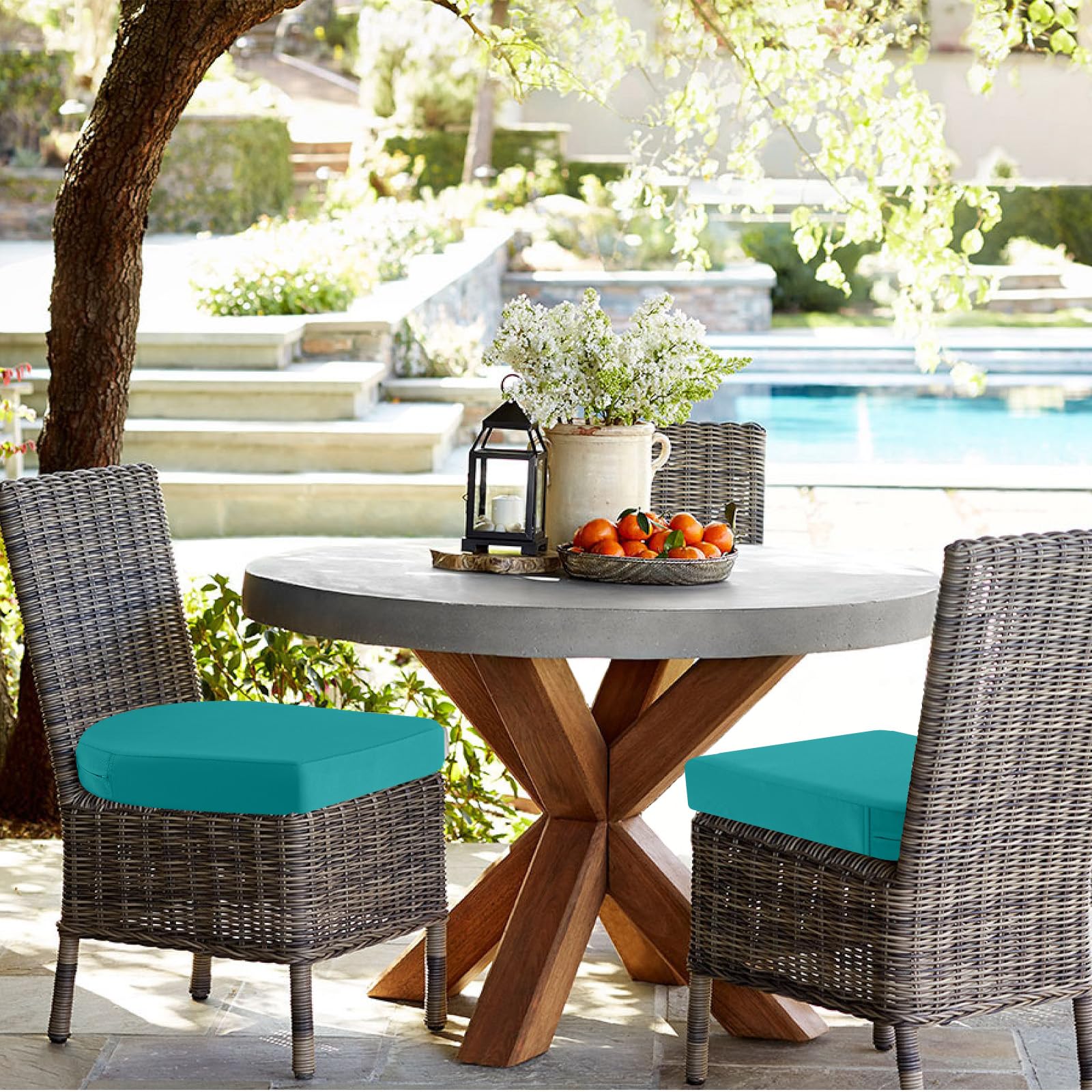 idee-home set de cojines en mesa de jardín, mejora estética del espacio