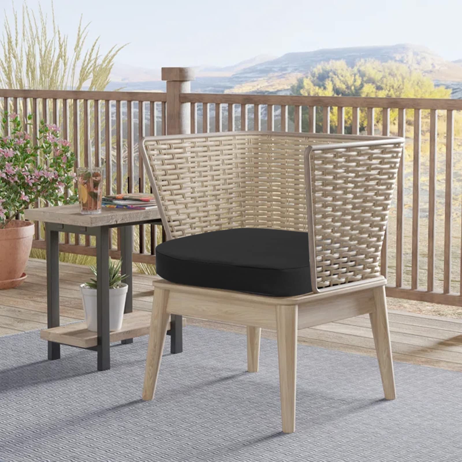 idee-home cojín junto a mano para comparar tamaño y grosor fácilmente