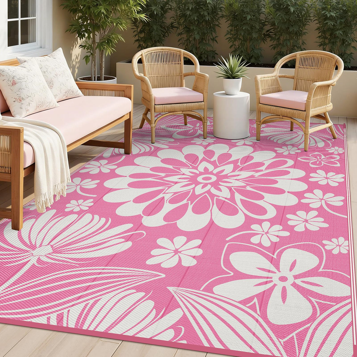 Ileading vista frontal de la alfombra rosa floral, aporta estilo al patio