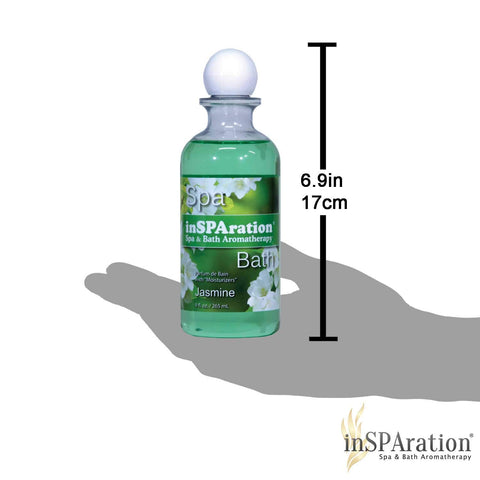inSPAration frasco de 9 oz al lado de una mano para escala práctica