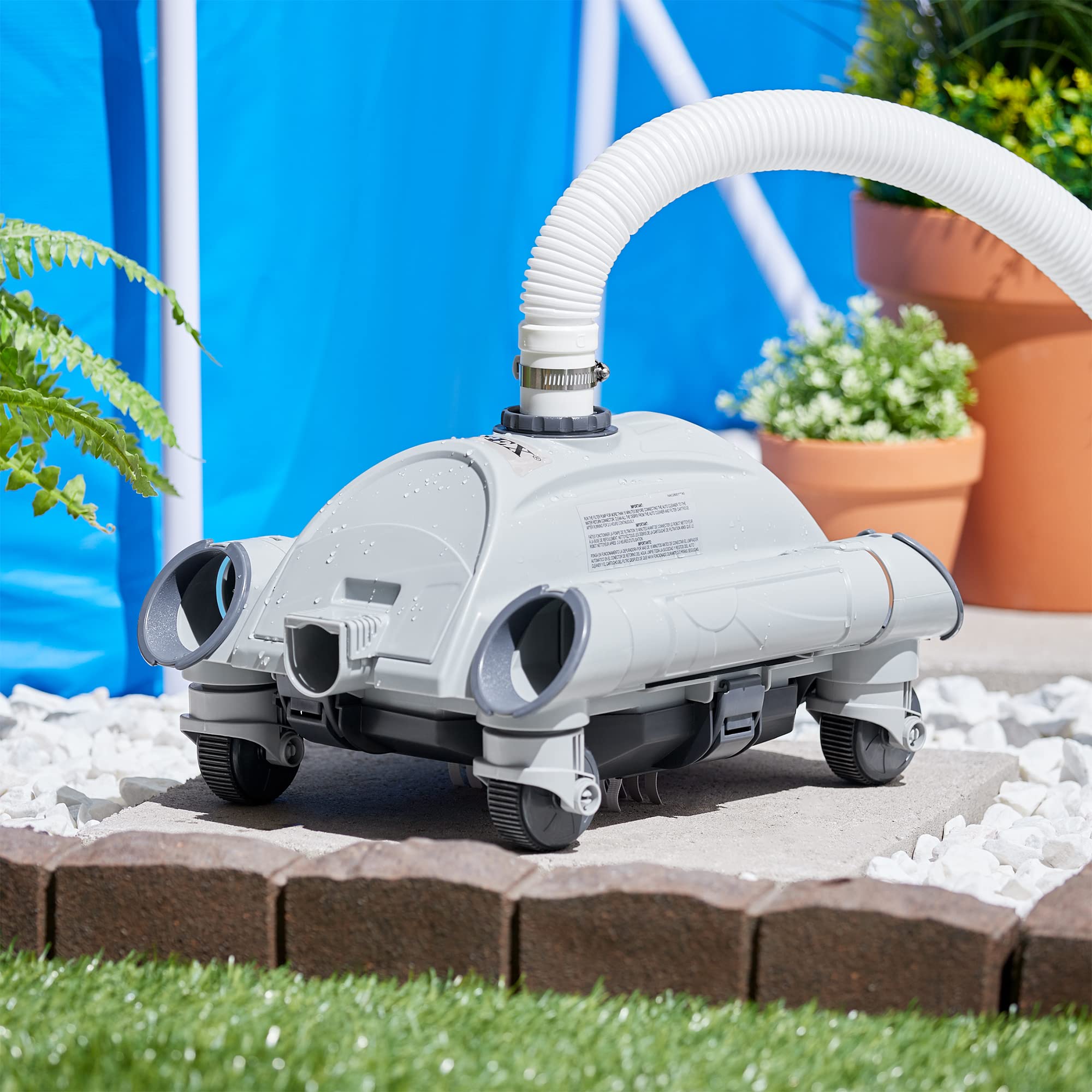 Intex 28001E en uso dentro de piscina elevada Intex para limpieza autónoma